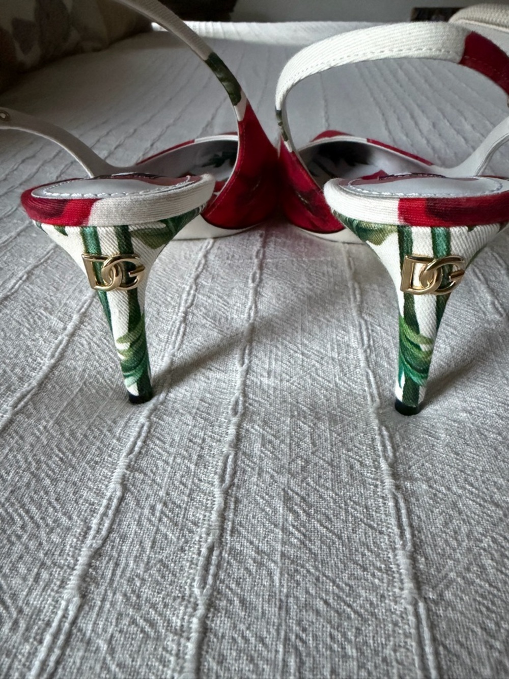 Dolce&Gabbana
Floral Cotton Slingback Pumps
Excellent condition 
Box & dust bags - Picture 7 of 11